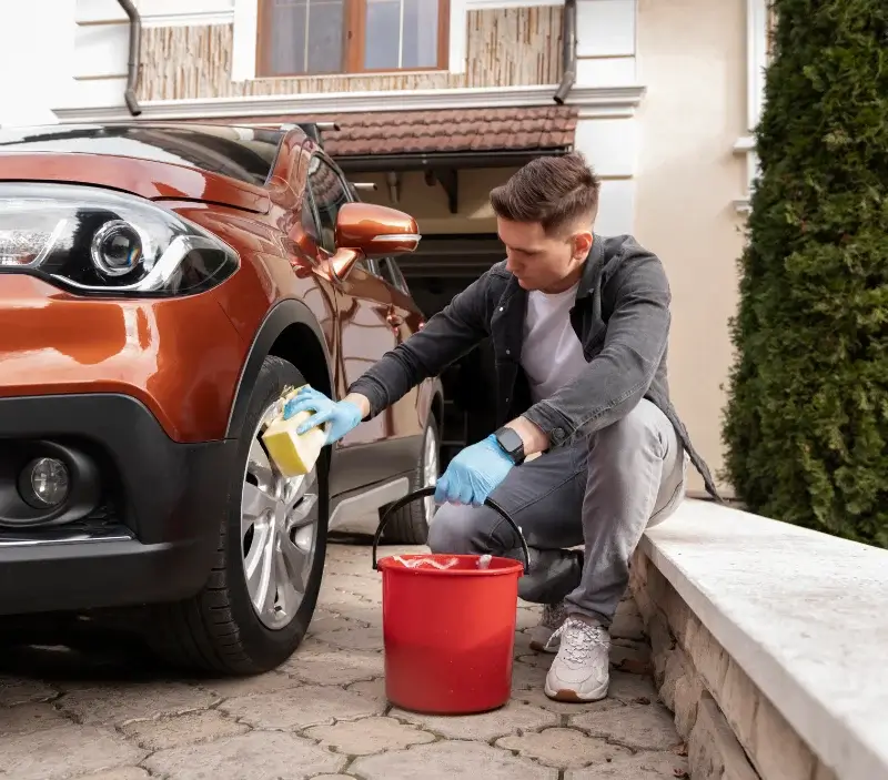 Lavage auto à domicile Sainte-Foy-l'Argentière : professionnel intervenant sur un véhicule